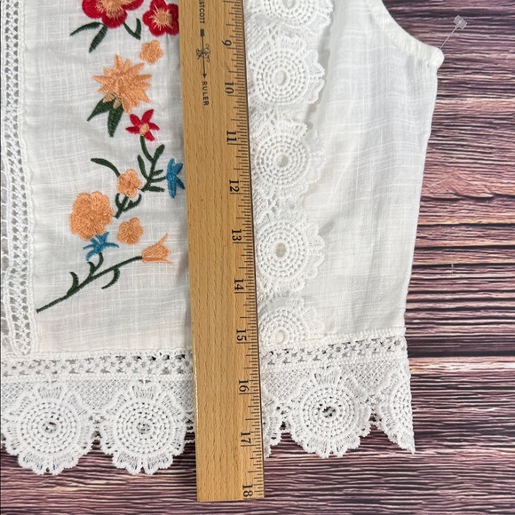 SHEIN Gorgeous White Floral Embroidered Crocheted Shift Blouse NWOT 100% Cotton - Picture 10 of 13